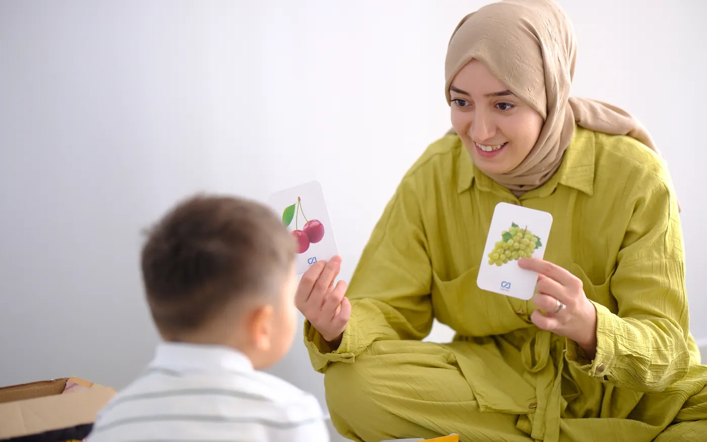 Elif Nur ÇİÇEK bir çocukla sesletim çalışması yaparken